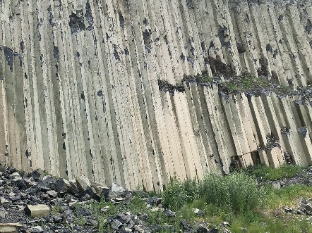 终于见到了凌源的条形石条形山,好有意思呀,里面黑色的,外边包裹着金