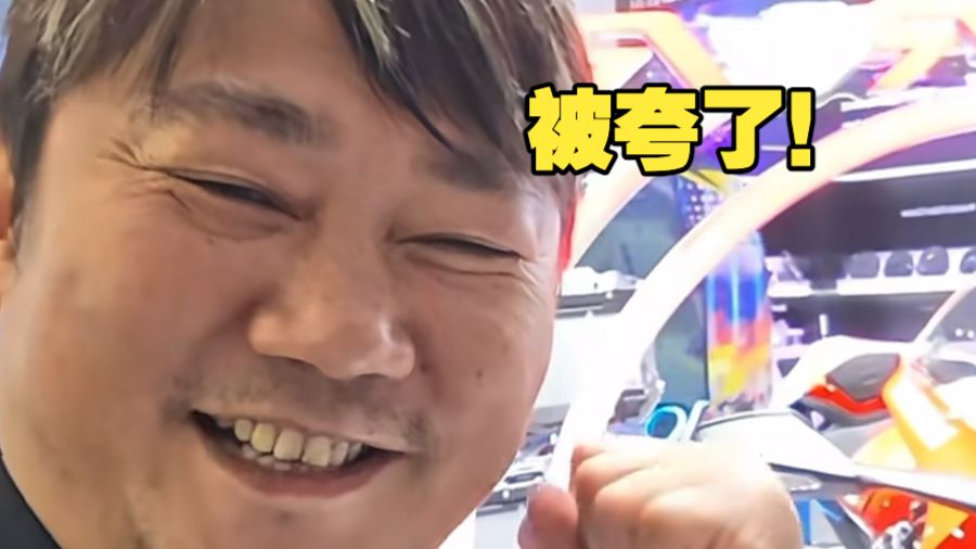 广交会展馆内张雪被夸 为明年参加达喀尔拉力赛找冠名赞助商！有人当场报名 8月时张雪机车官宣正面硬刚国际厂牌