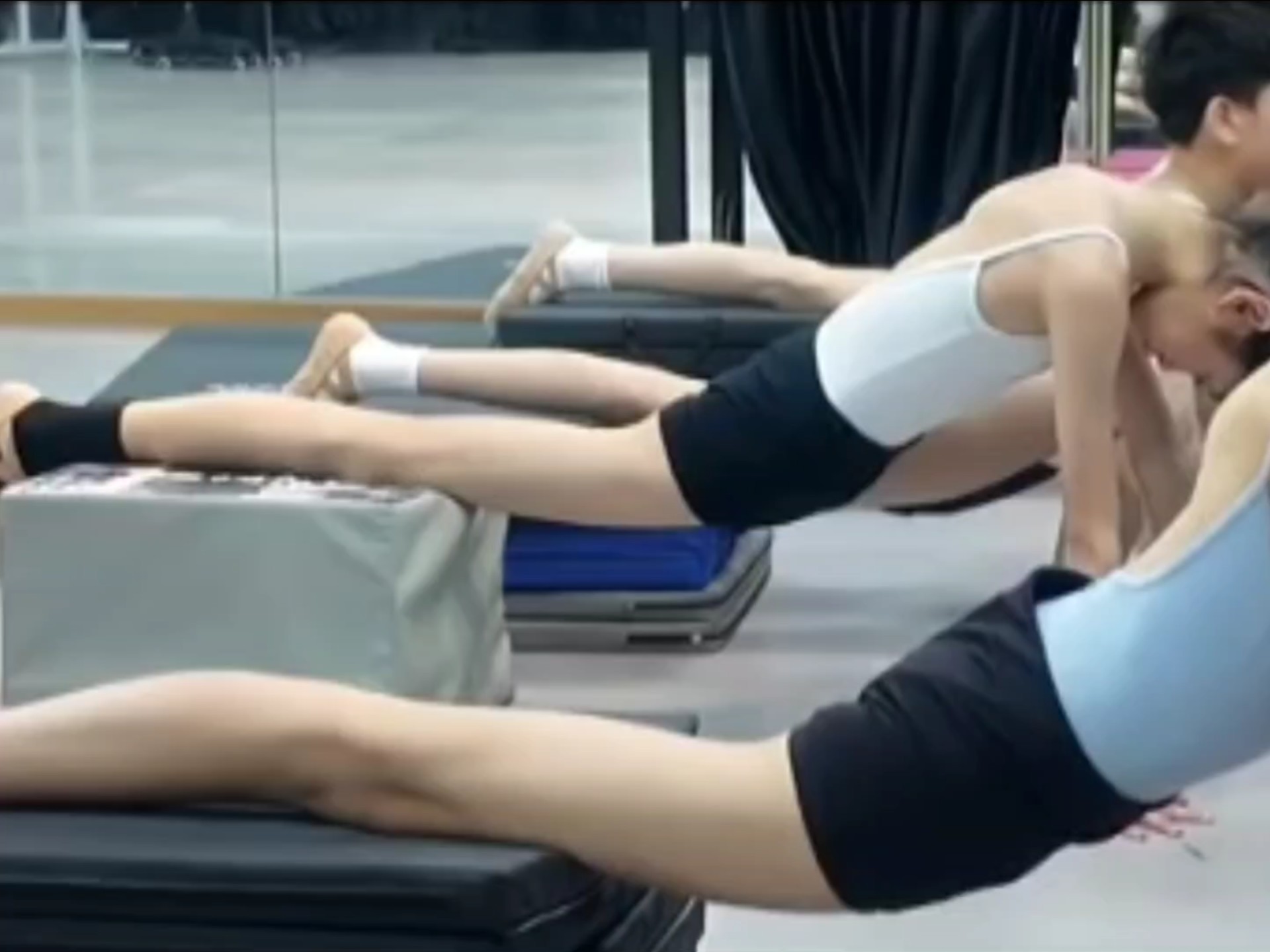 小女孩压腿痛苦