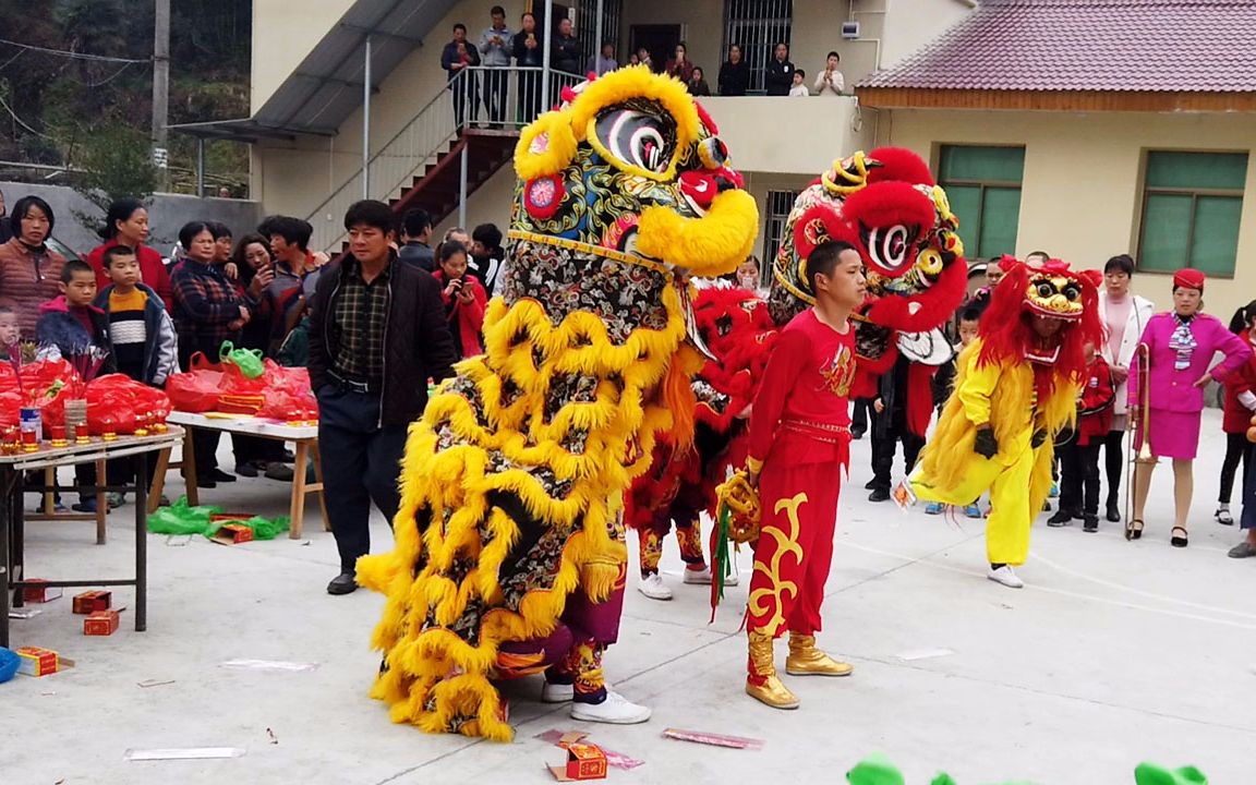 农村庙会舞狮现场,农村媳妇带你一起看,非常精彩