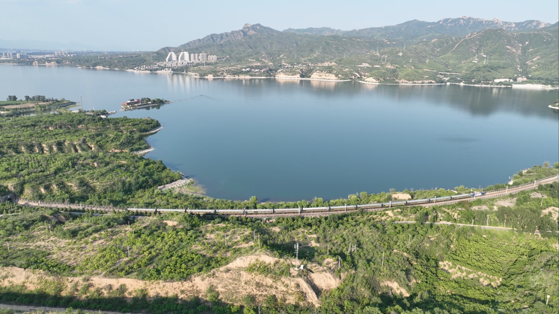 官厅水库·永定河干流起点·航拍盛夏湖光山色·及穿行其间的某晋煤