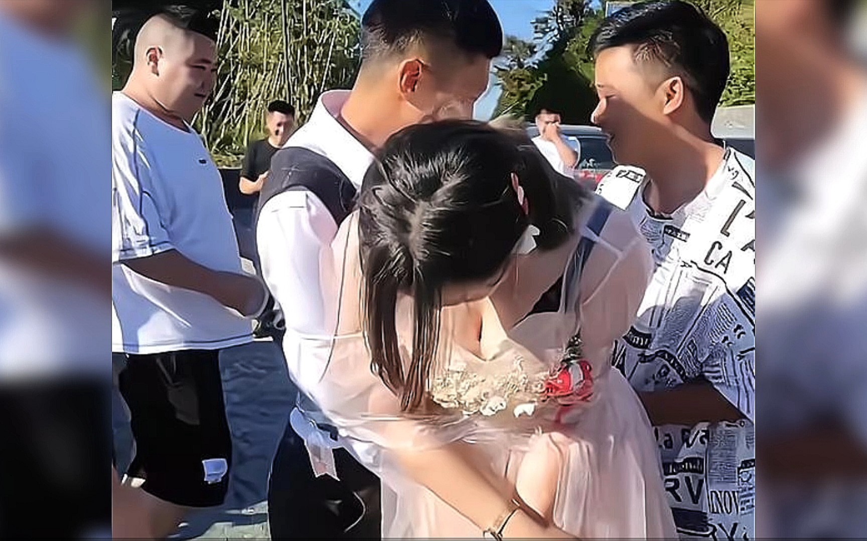 [图]婚闹新娘伴娘被猥亵侮辱，当众被脱衣服震碎你的三观！