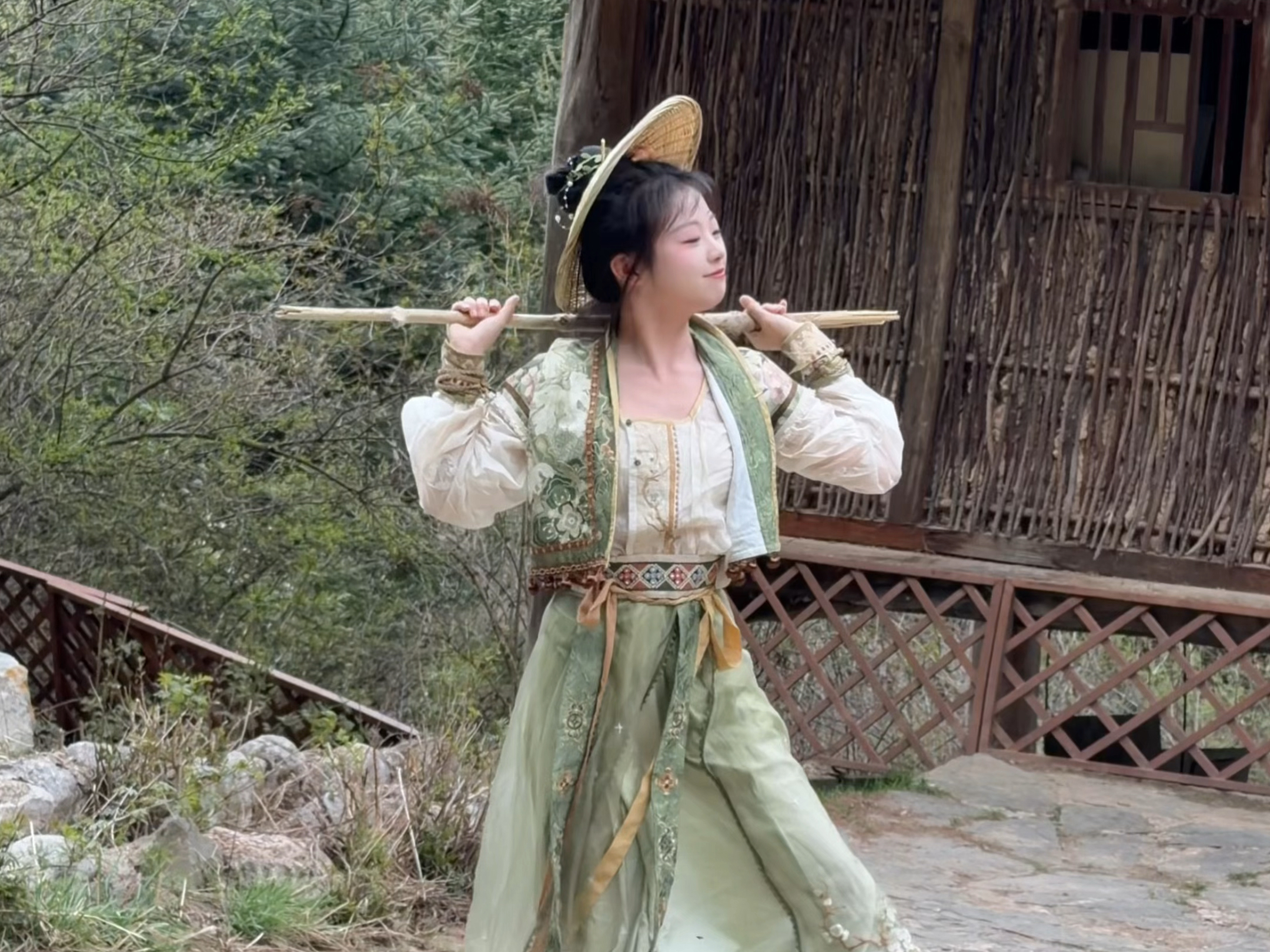 师妹你拿破棍子干嘛！