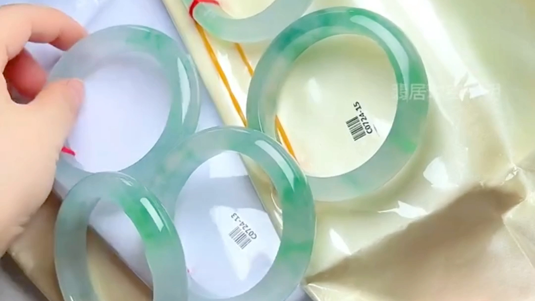 上"硬货"一手金丝阳绿手镯谁能拒绝?#翡翠 #珠宝首饰 #翡翠手镯