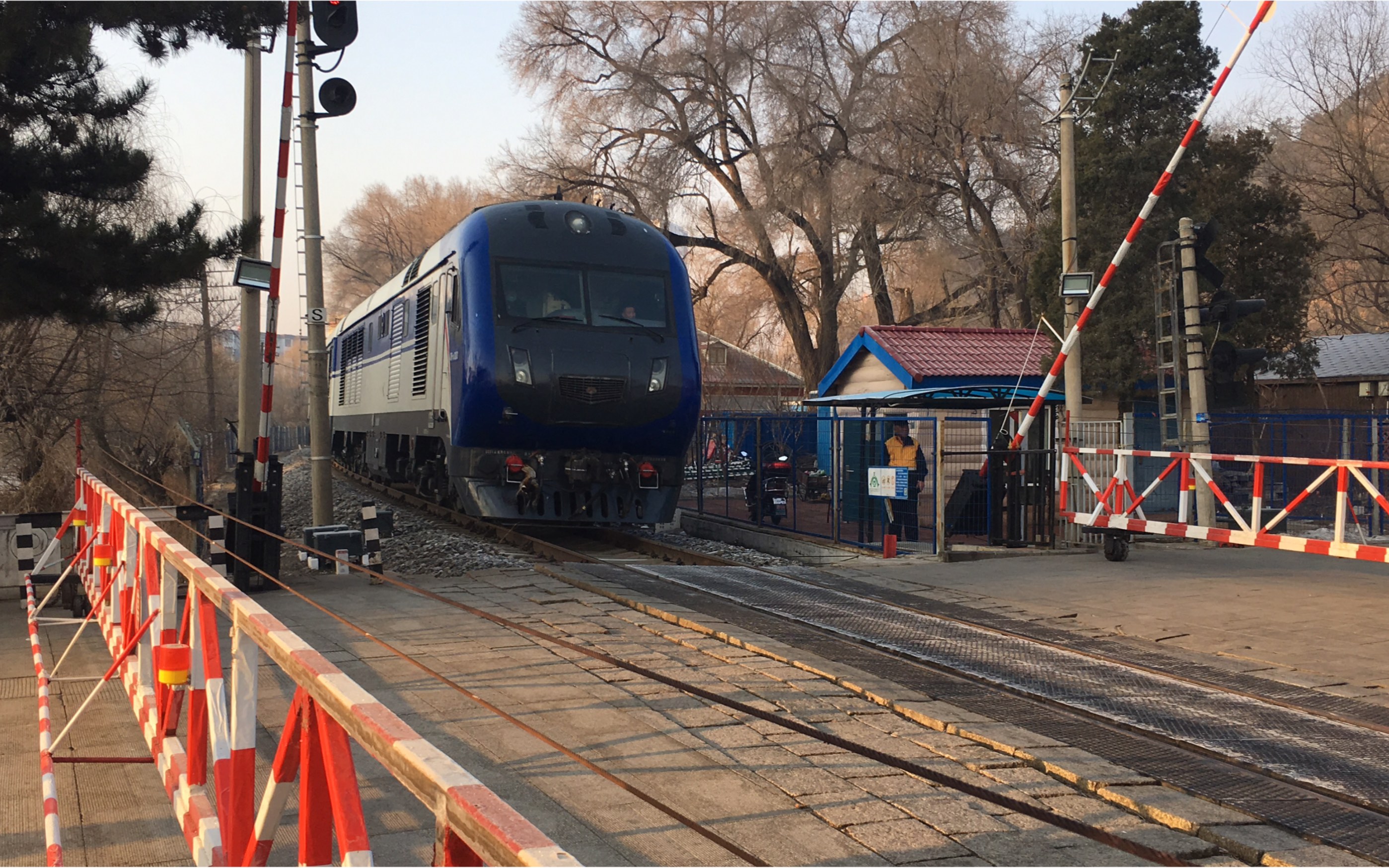 沈局沈段df11g 0203-0204牵引k337(宁波—长春)下行通过沈吉线434道口