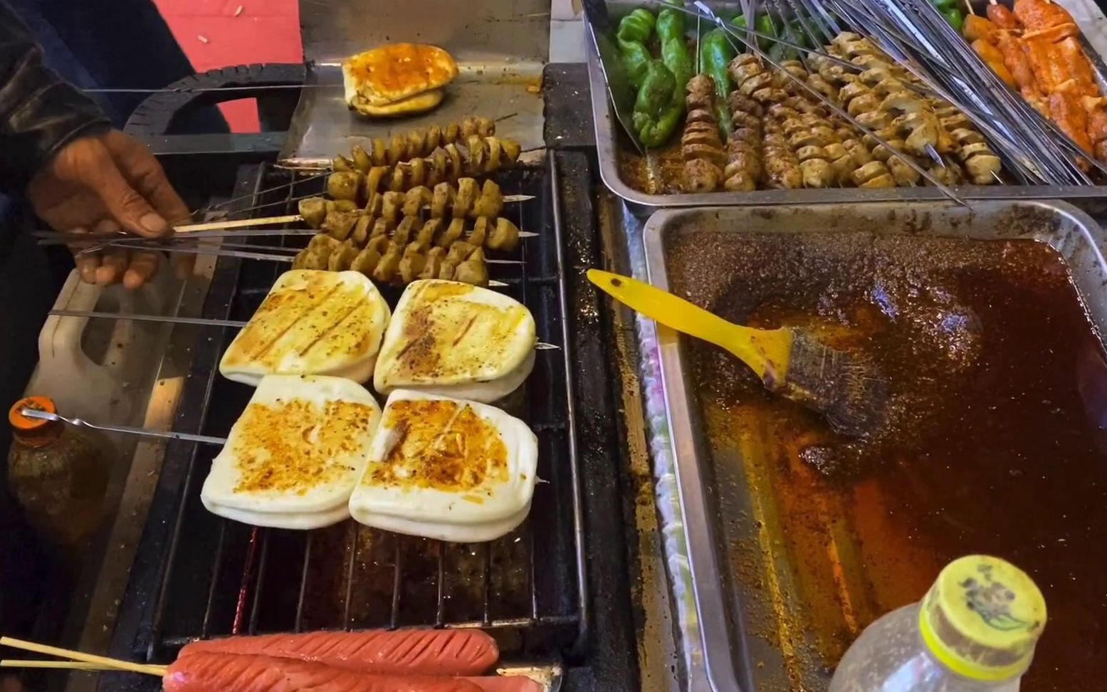 山西夏县寻美食:荷叶馍夹烤面筋,2块一个,4块钱能吃饱,实惠