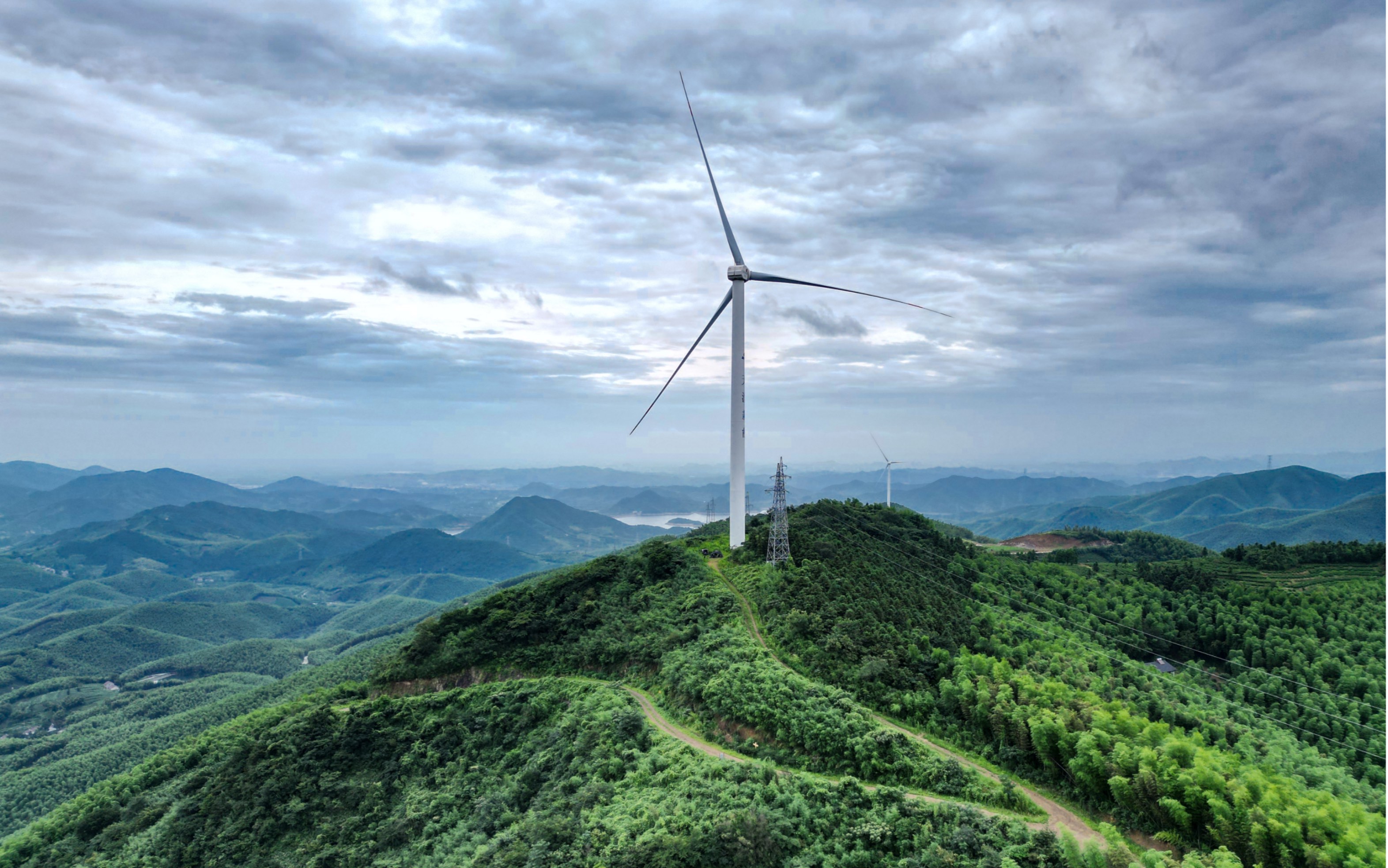 [图]体验600米高空的风车乐趣，快来山顶露营吧！开车直达山顶，四面环山，安静无人打扰的好地方。