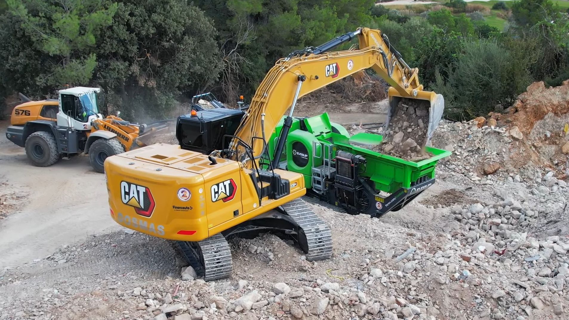 cat 330挖掘机evoquip bison280颚式破碎机作业