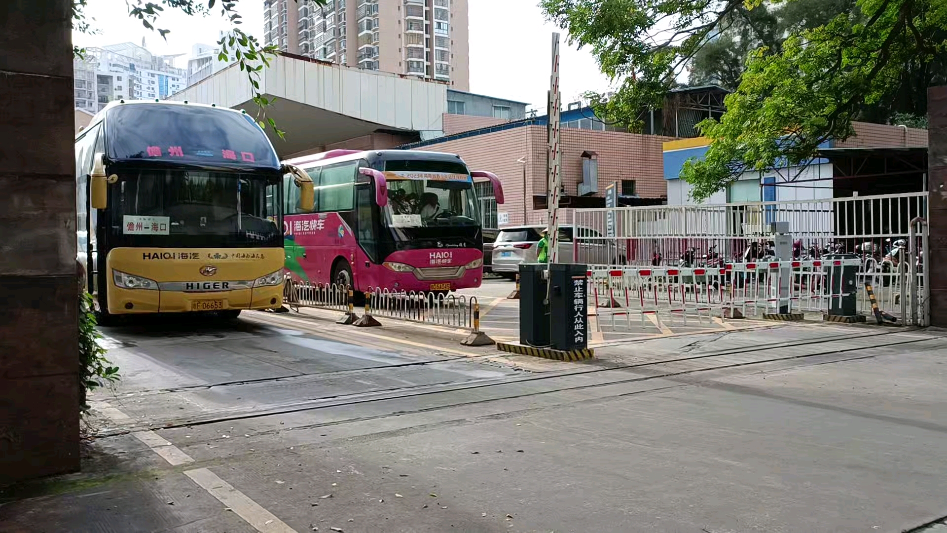 海口—金江班线车(或许)中通领秀出海口汽车西站