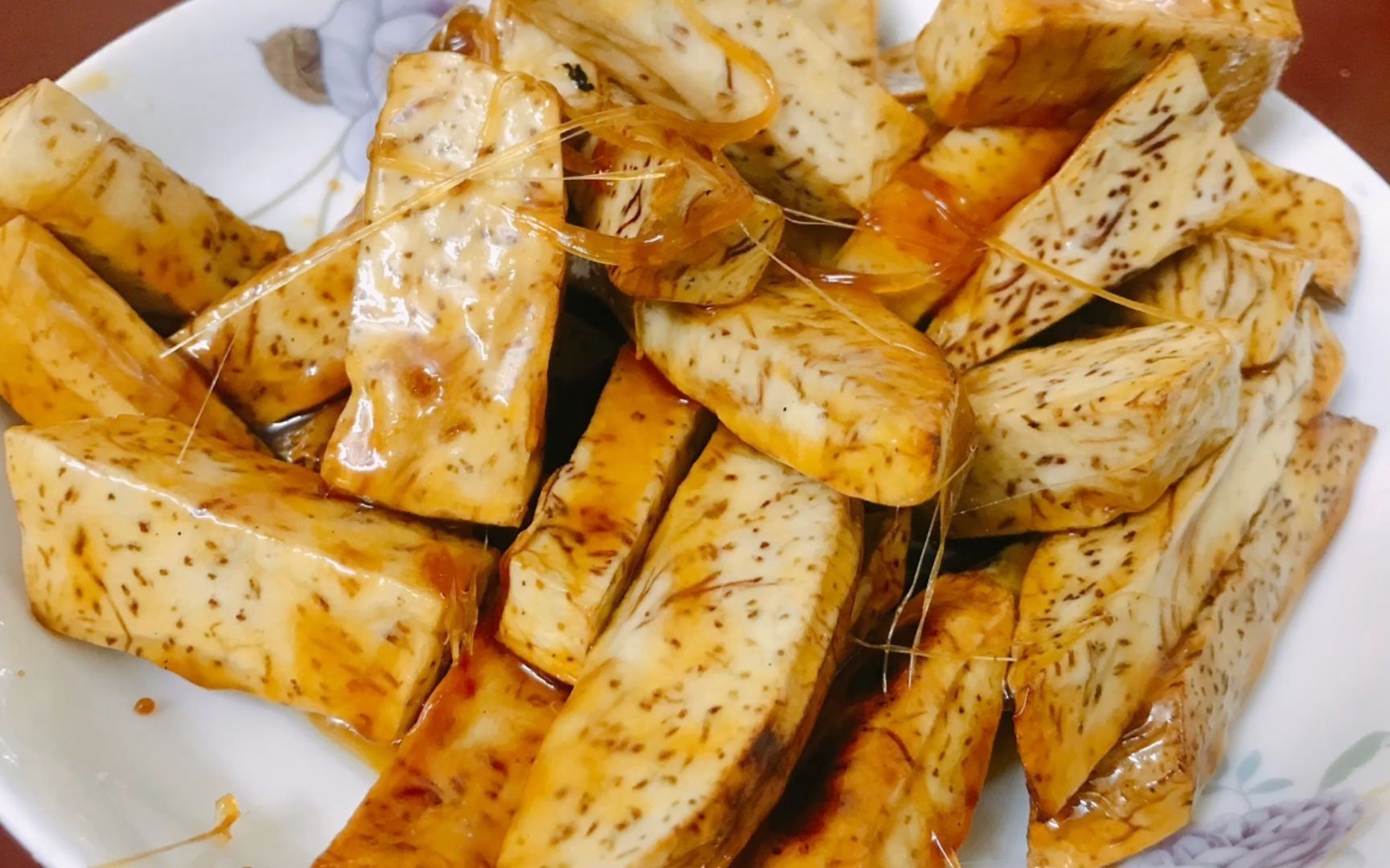 拔丝芋头,看起来也很简单啊的~香出屏幕了