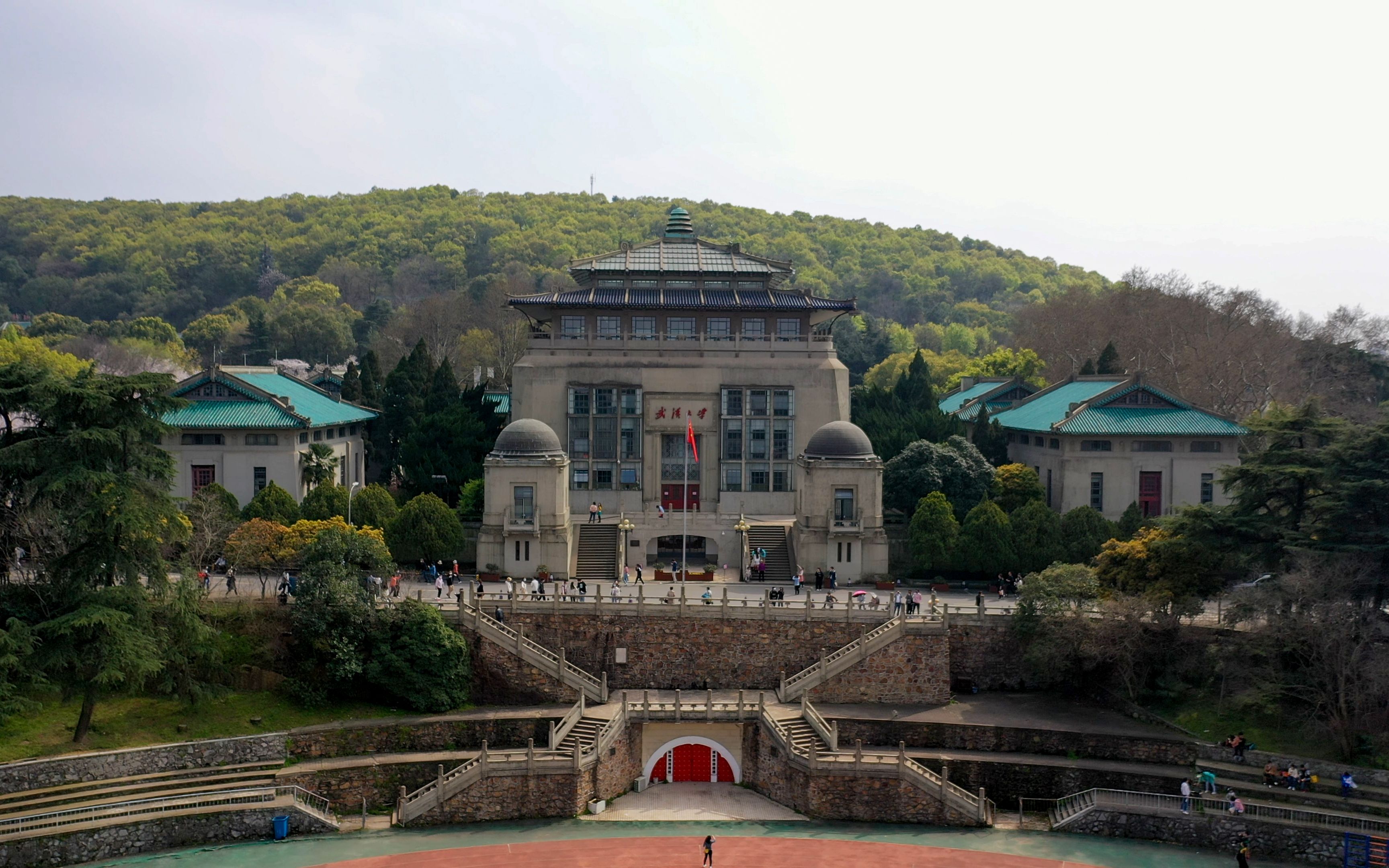 航拍2021武汉大学抗疫医护赏樱专场