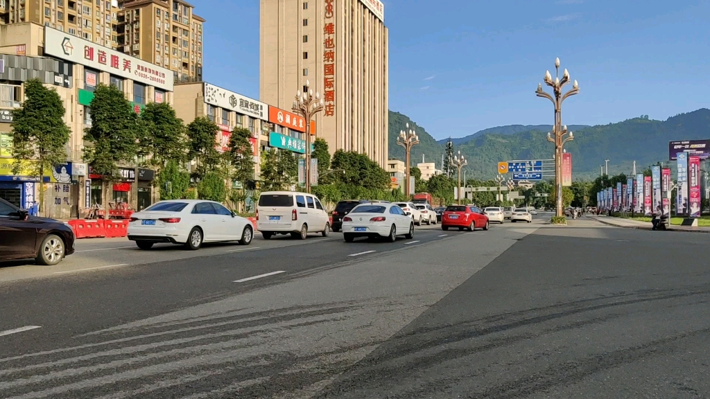 四川雅安雨城爱国路南段街景20200901晨