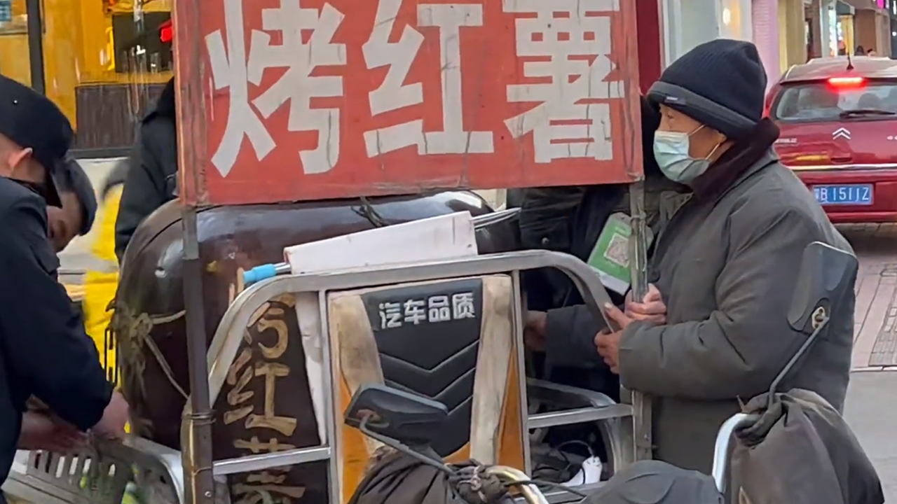 烤红薯老人紧抓三轮车,眼看烤炉被没收满脸无奈太心疼:生活不易