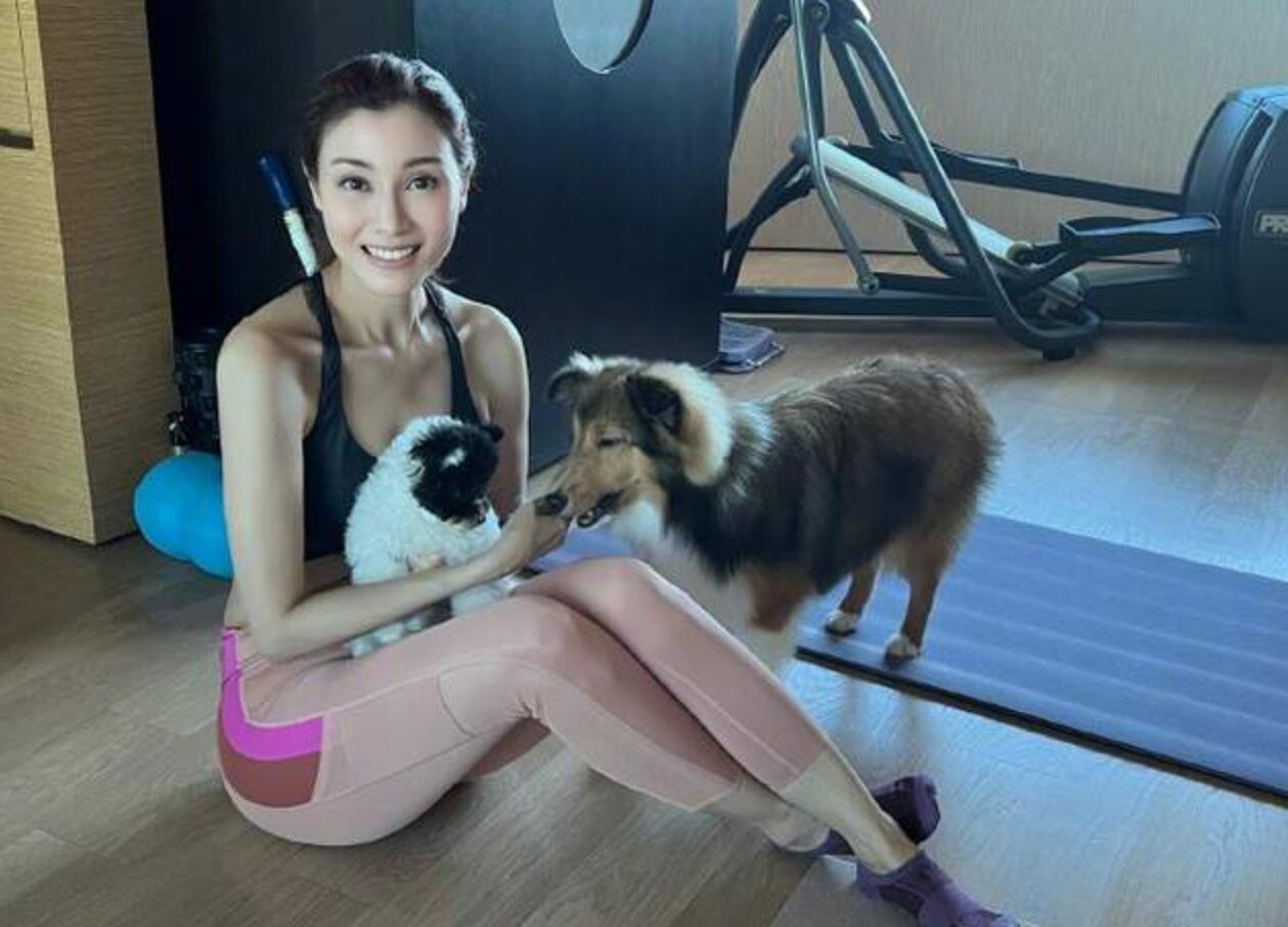 李嘉欣罕见晒性感健身照!穿健身衣四肢纤细苗条,52岁素颜没皱纹