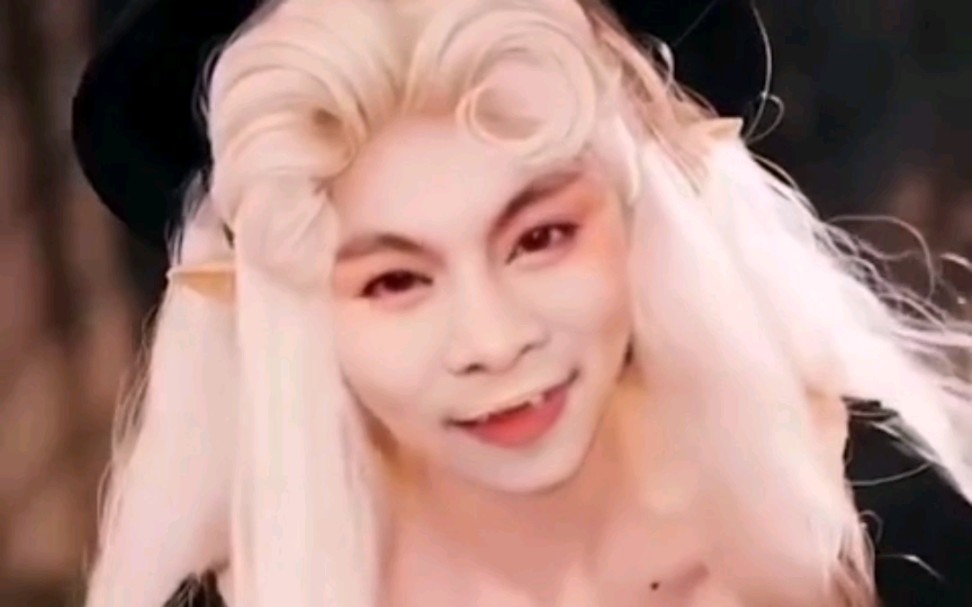 今日是魔法女巫周阴婷