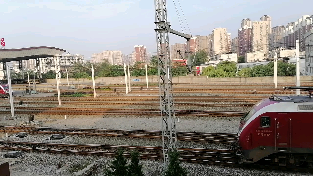 z392次列车驶入武昌火车站