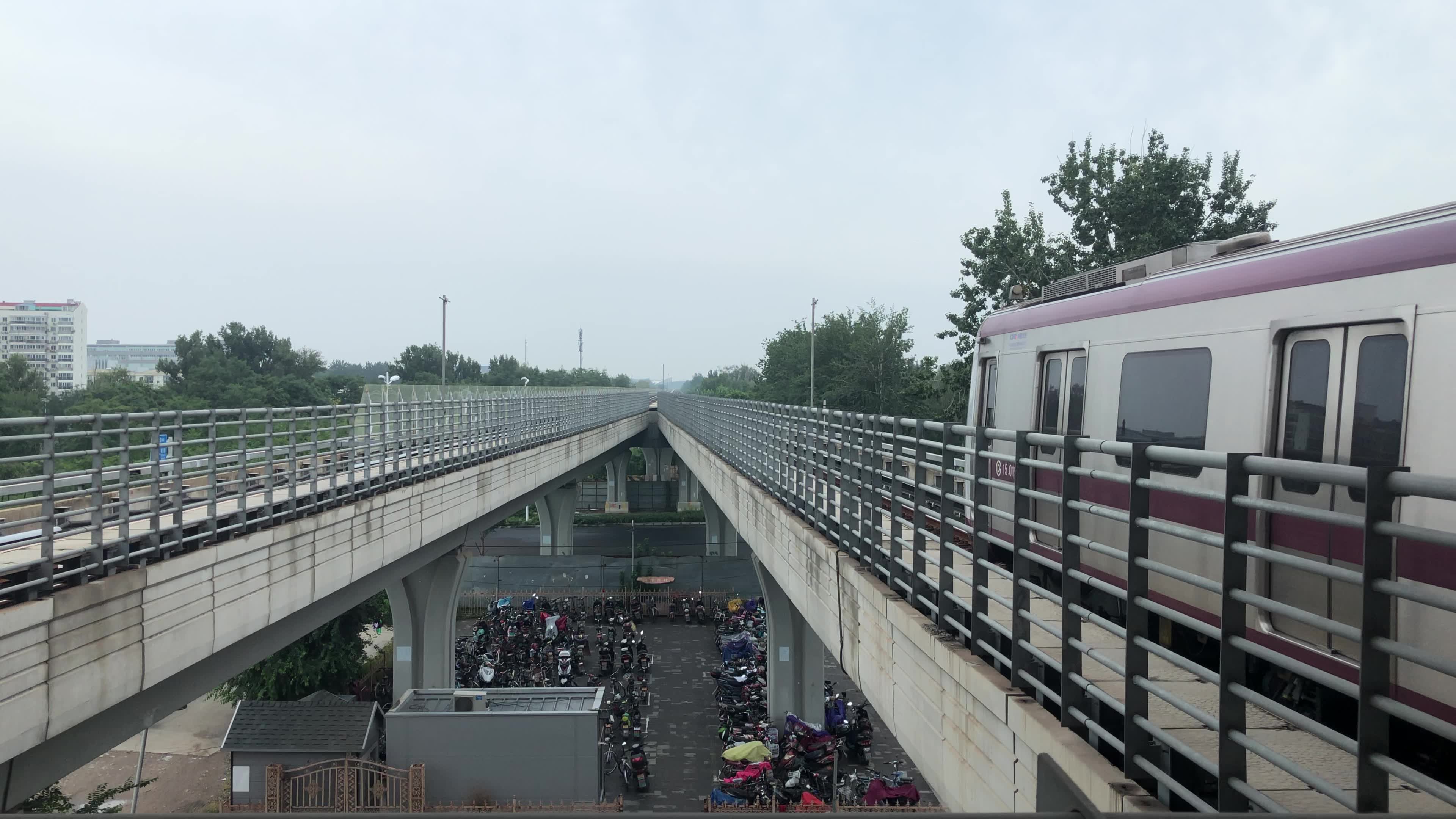 北京地铁15号线15019号车花梨坎往俸伯方向出站_哔哩哔哩 (゜-゜)つロ