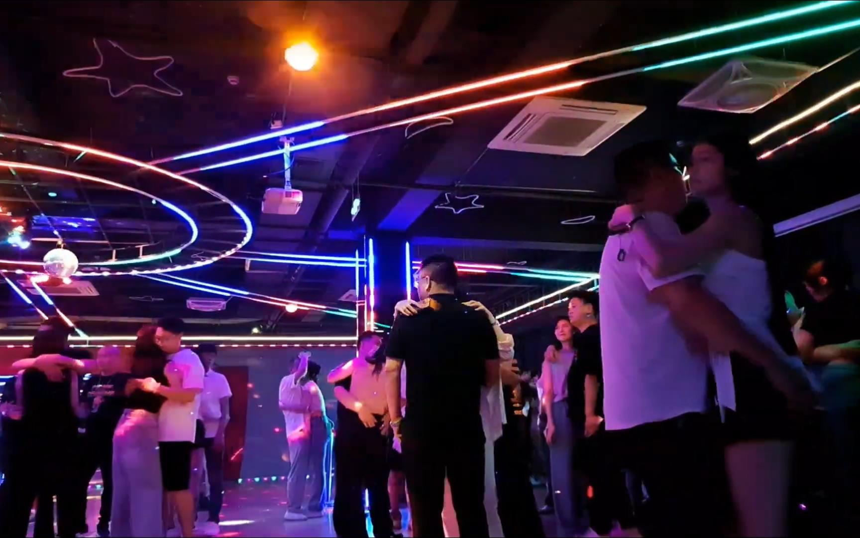 这就是砂舞!大哥,你们真会玩!