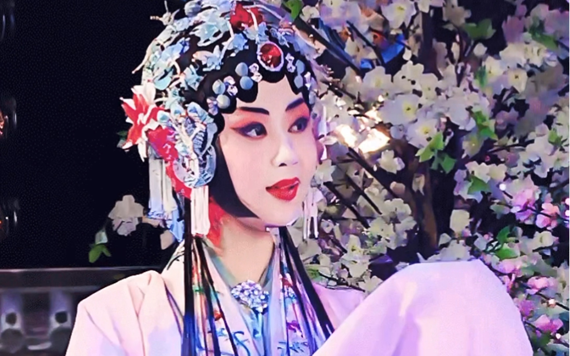 杨紫戏服登场,太惊艳了