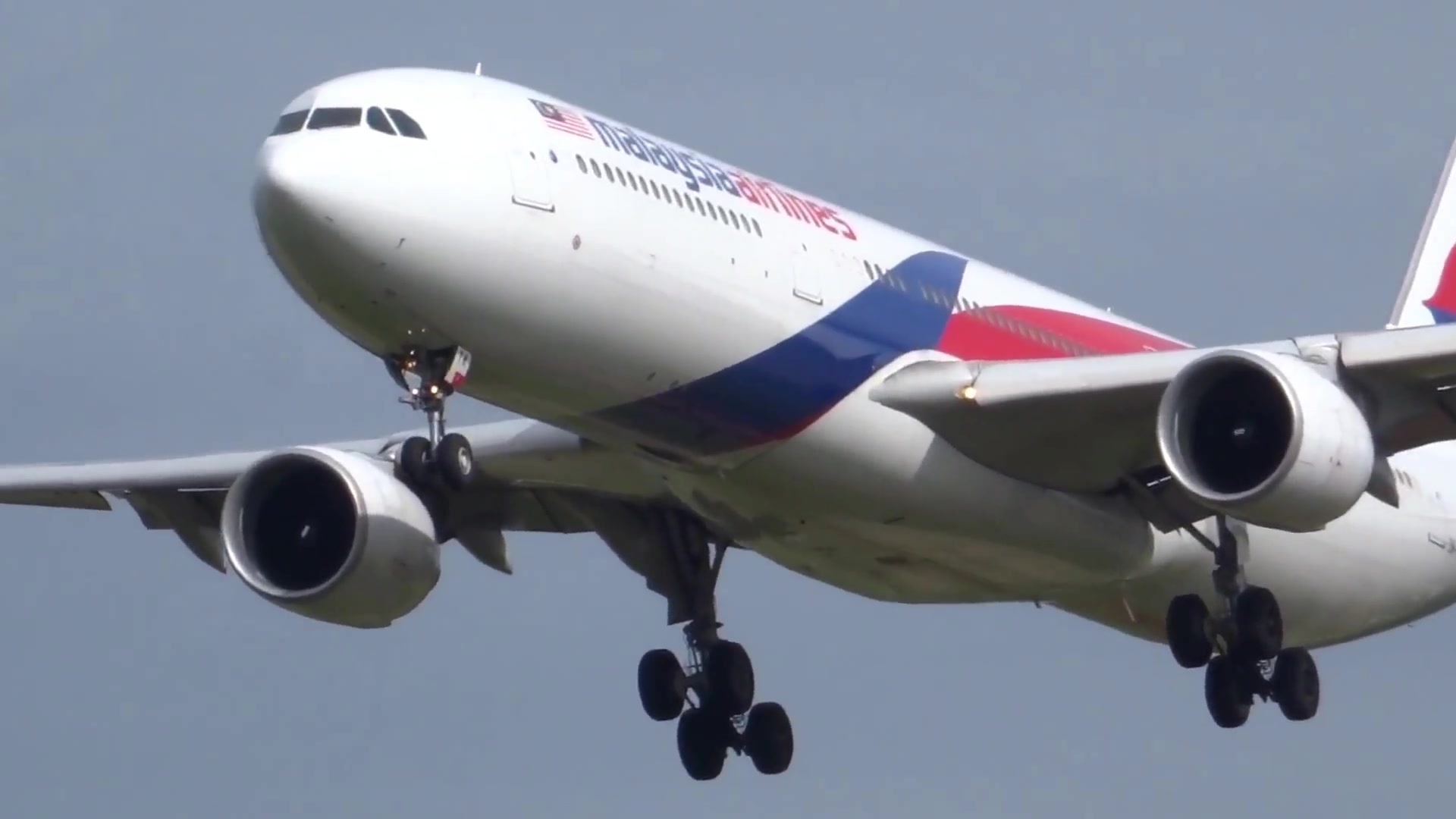 成田妖风!马来西亚航空 a330-323[9m-mtk 成田机场16l跑到降落