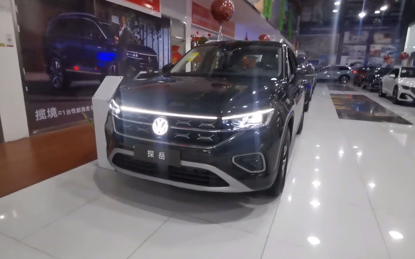 没想到大众探岳也开始玩灯了,车头的贯穿式led大灯非常好看,晚上看见