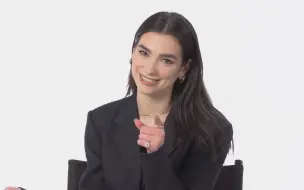 Download Video: 【双语考古】Dua Lipa 啪姐回答Google上的热搜问题