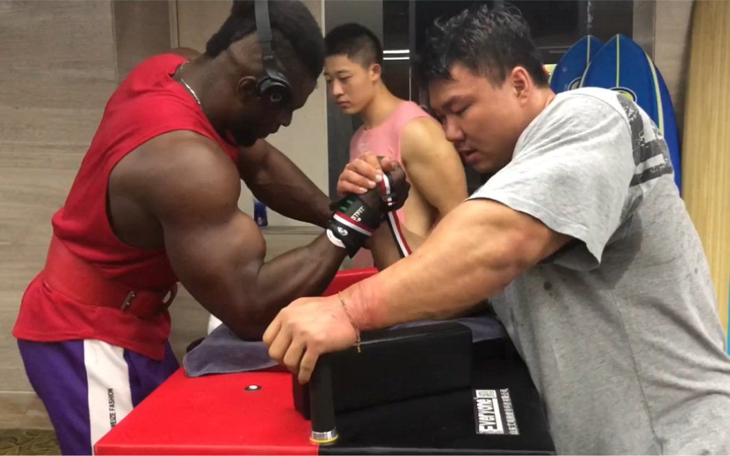 袁国盛和一米九黑人健美运动员掰手腕