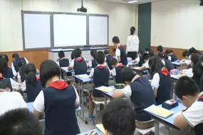 Скачать видео: 【获奖】人教版小学数学五年级上册3　小数除法《一个数除以小数》-胡老师优质课公开课教学视频