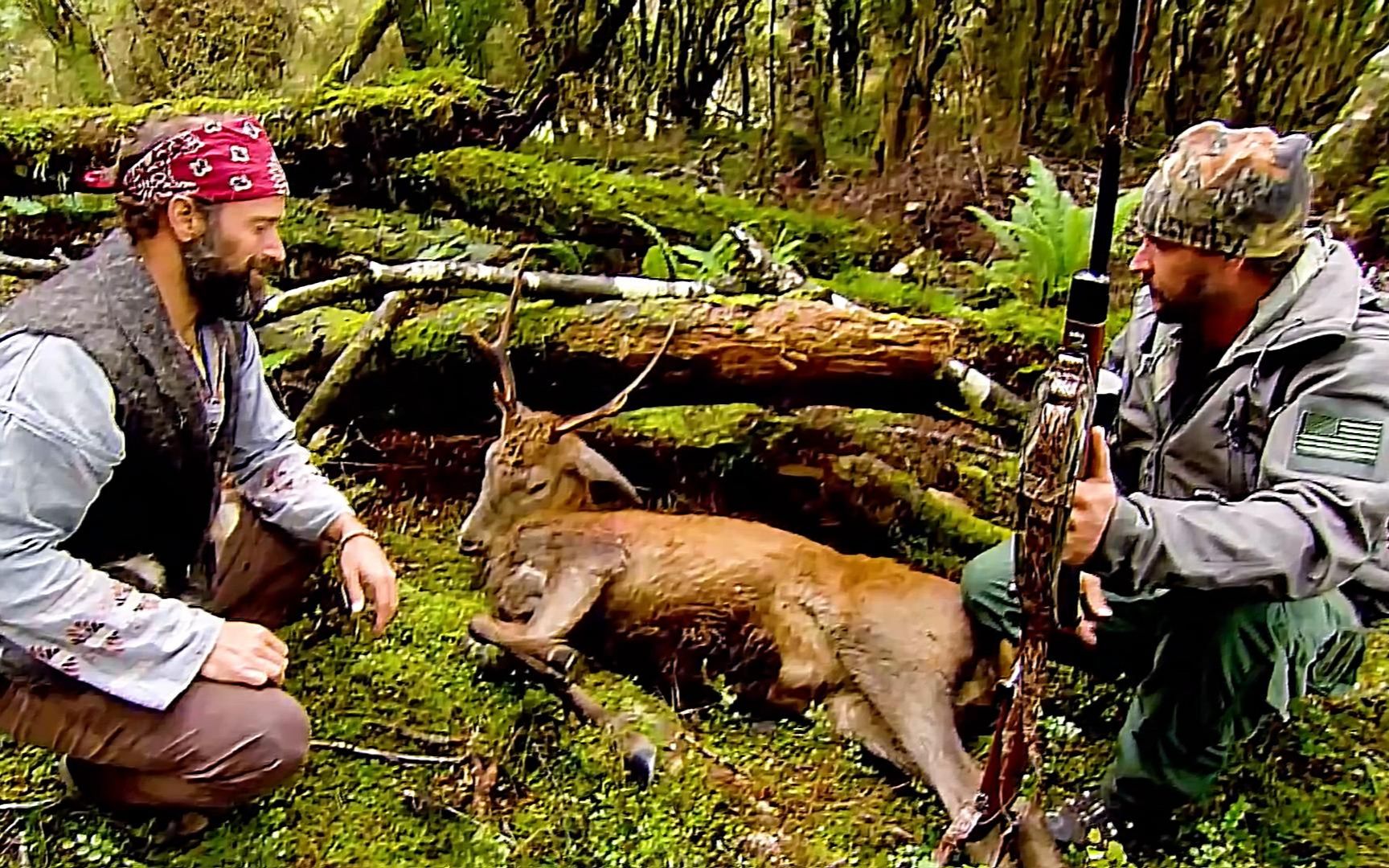 乔和马特组队荒野求生,二人不仅捡了一把大狙,还吃上了鹿肉大餐