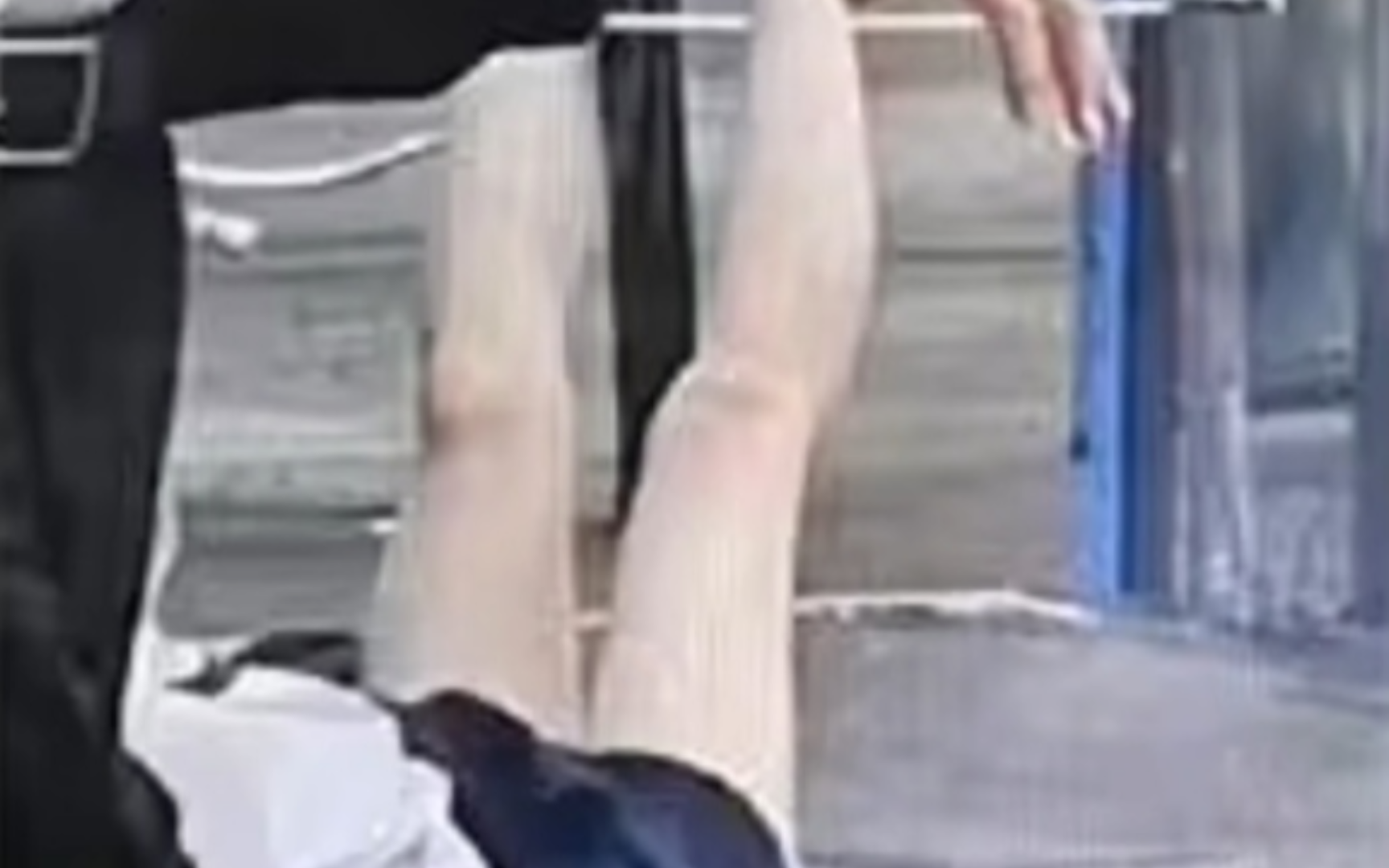 7月8日是安倍遇刺是被撞摔倒jk妹子一周年