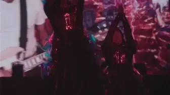 Tải video: BABYMETAL - METALI！  ！  (feat. Tom Morello)现场音乐视频现已推出  ！