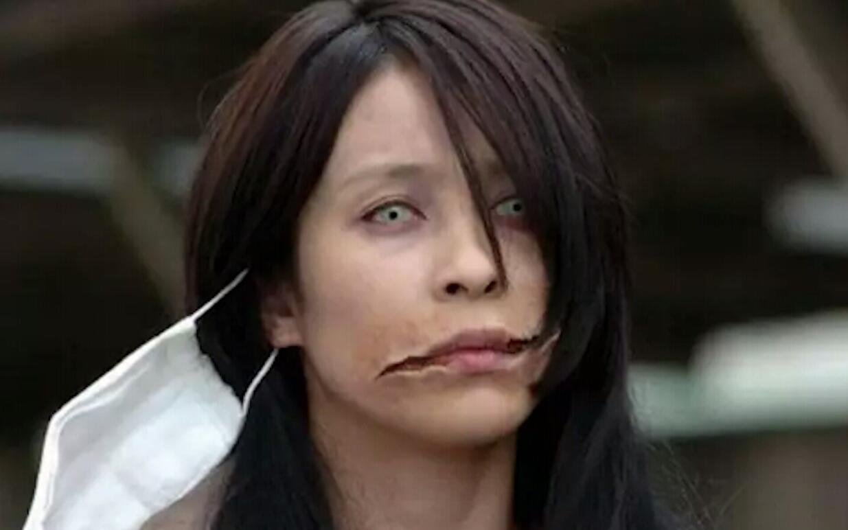 男孩经常受到母亲殴打一不小心划烂了她的嘴