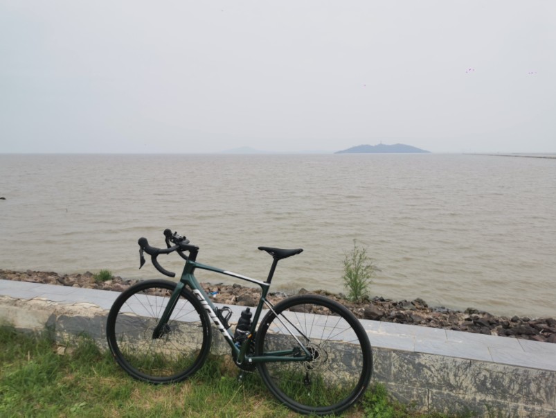 环巢湖休闲骑150km:庆幸当时选择了Defy而不是TCR,骑完除了大腿酸痛,身体其他部位都没什么感觉,超适合我这种老腰哔哩哔哩bilibili