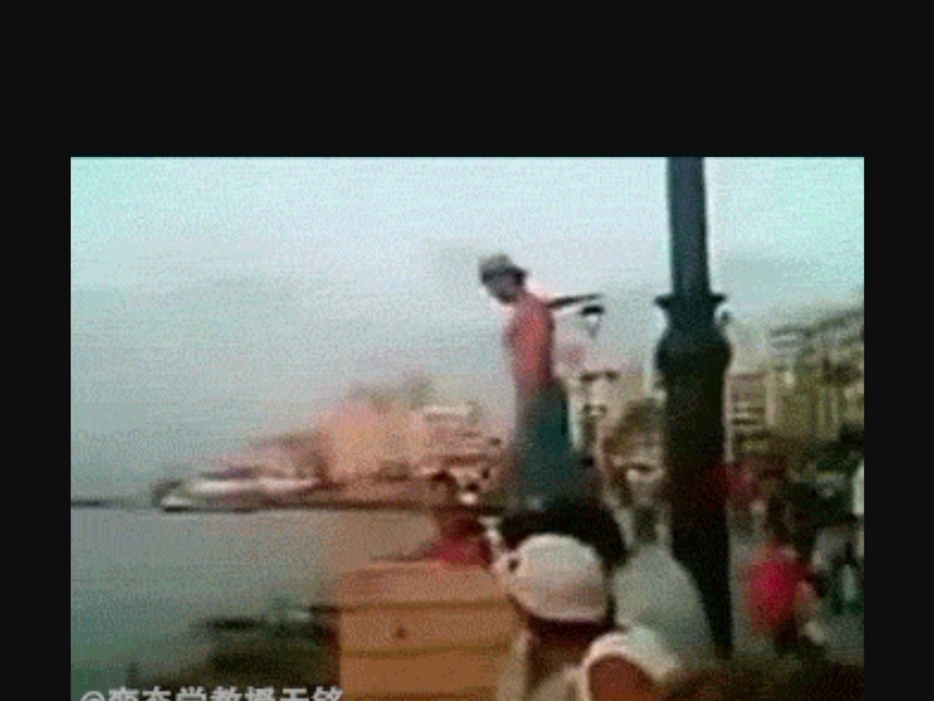 跳水失败,可怜的外国小孩