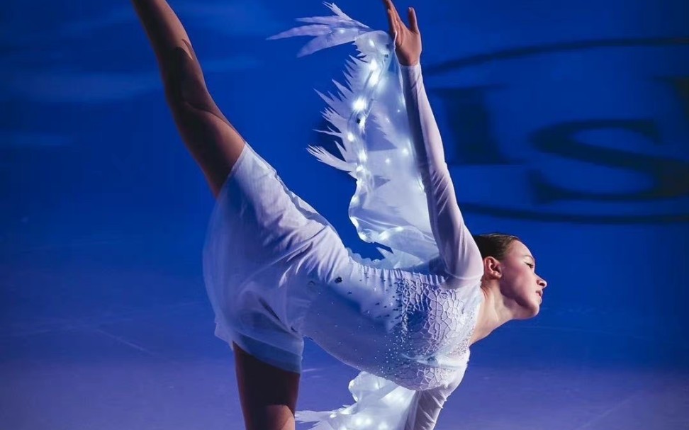 【花滑】anna shcherbakova 2022欧锦赛表演滑《ave maria》中的燕式