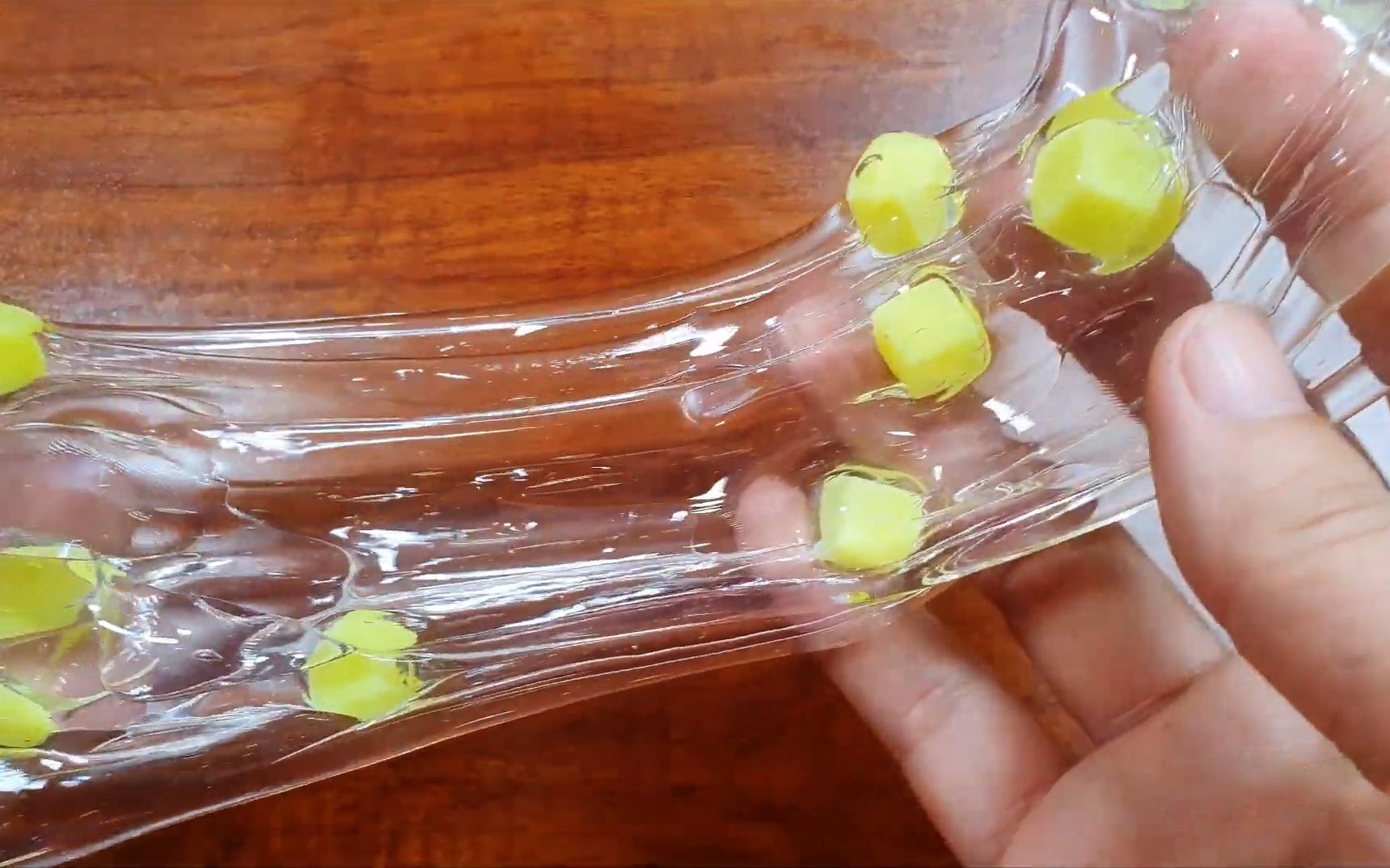 无硼砂无胶水,用洗洁精制作透明果冻泥,清澈透明还有拉丝效果