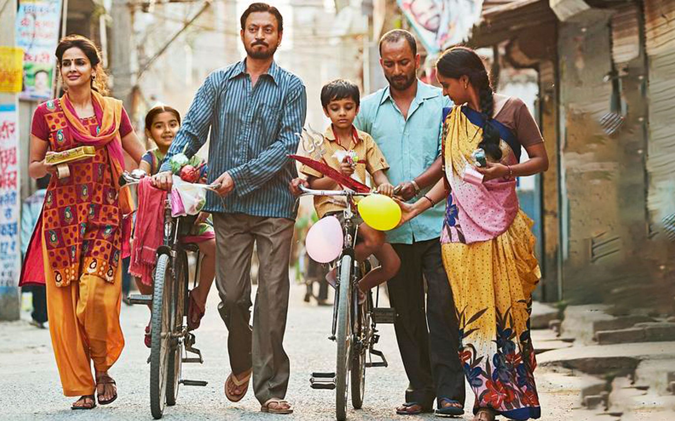 《起跑线》为了让女儿上学,土豪夫妇伪装成穷人,这部印度电影太敢拍了