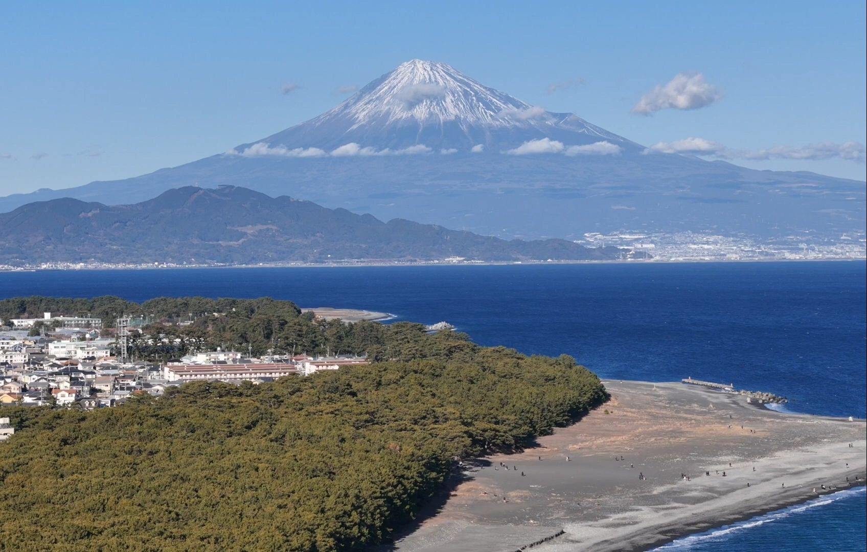 [图]航拍三保半岛三保之松原海滩 云层下的积雪的富士山