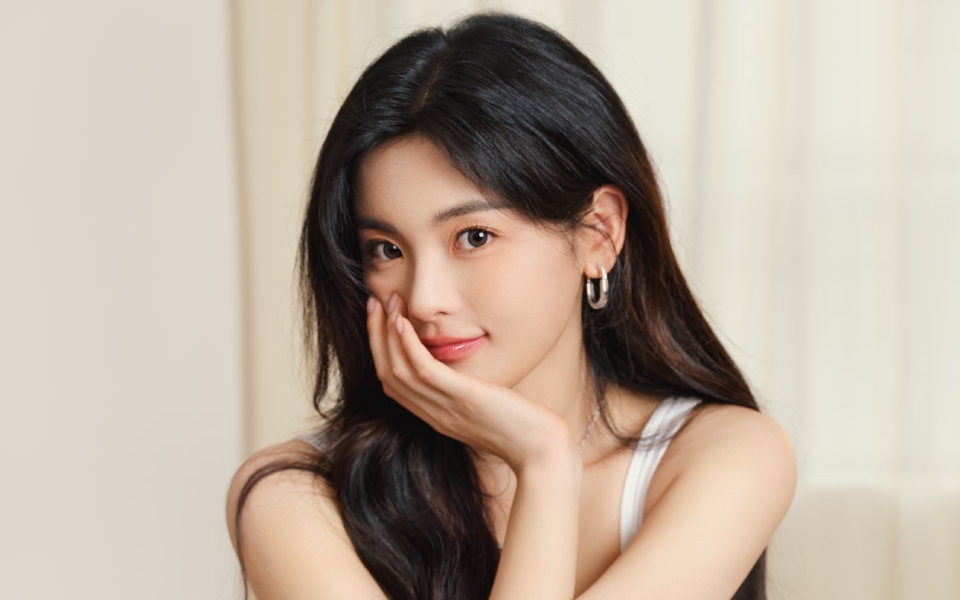 杨超越分享美照三张,可爱漂亮又不失姐感!