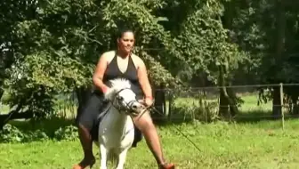肥婆狠骑小白马