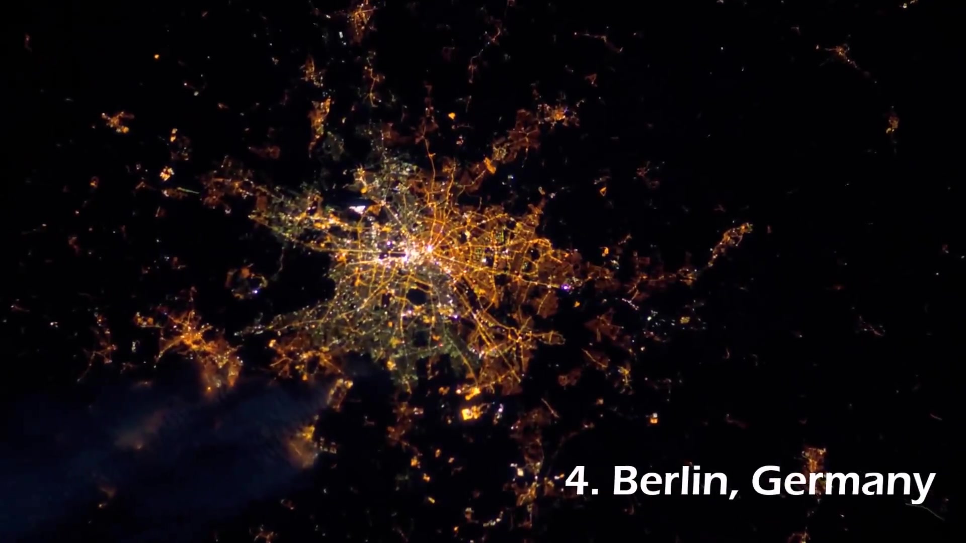 从国际空间站俯瞰地球夜景 用或其他应用扫描二维码 点赞 转自nasa