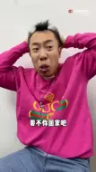 Video herunterladen: 服务员给孩子盛碗米饭