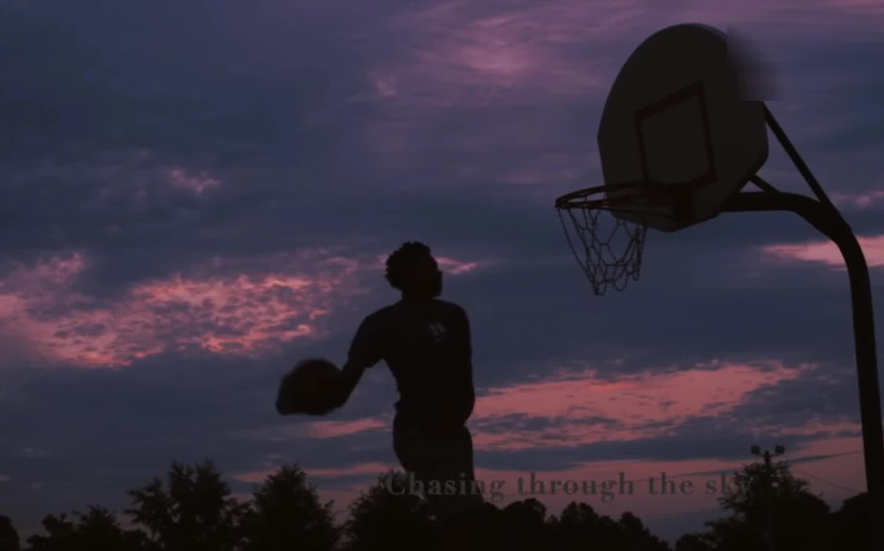 篮球背影夕阳图片