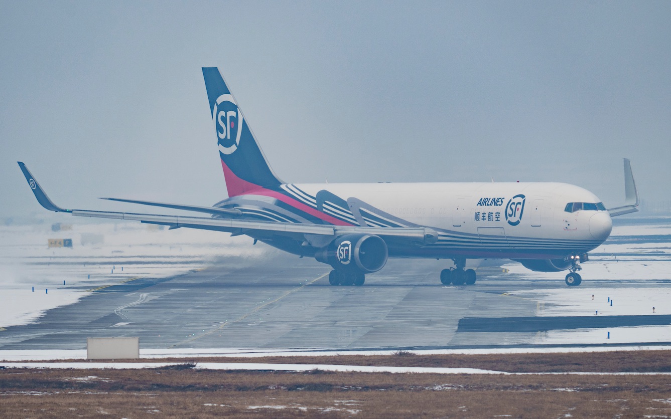 顺丰767f雪天首都机场36r起飞