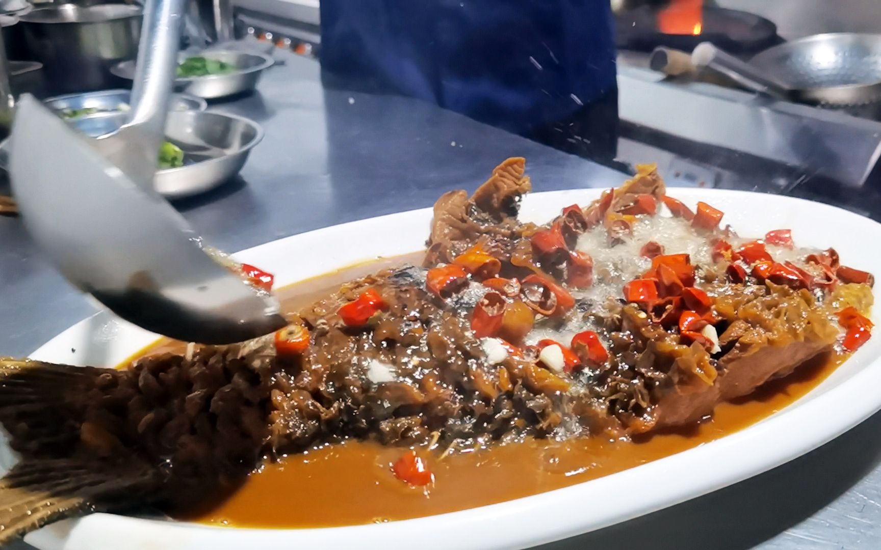 大鲤鱼就要这么做:大厨3分钟教你做秘制酥鱼,骨酥肉又香