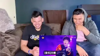 Скачать видео: 【reaction 中字】老外听周深《宝贝》后，评价；这才是高手