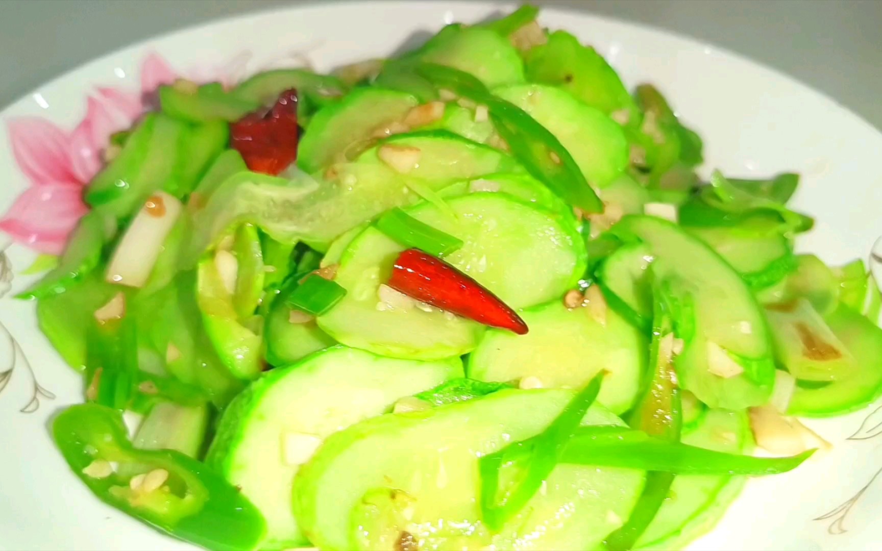 吃饭了,青辣椒炒黄瓜片,清香脆脆的,鲜