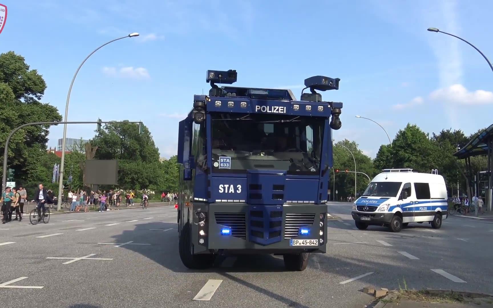 盛夏之时气温太高POLIZEI叫来防暴水炮洒水车前来给市民降温~使用欧式警报器来当做伴奏曲哔哩哔哩bilibili