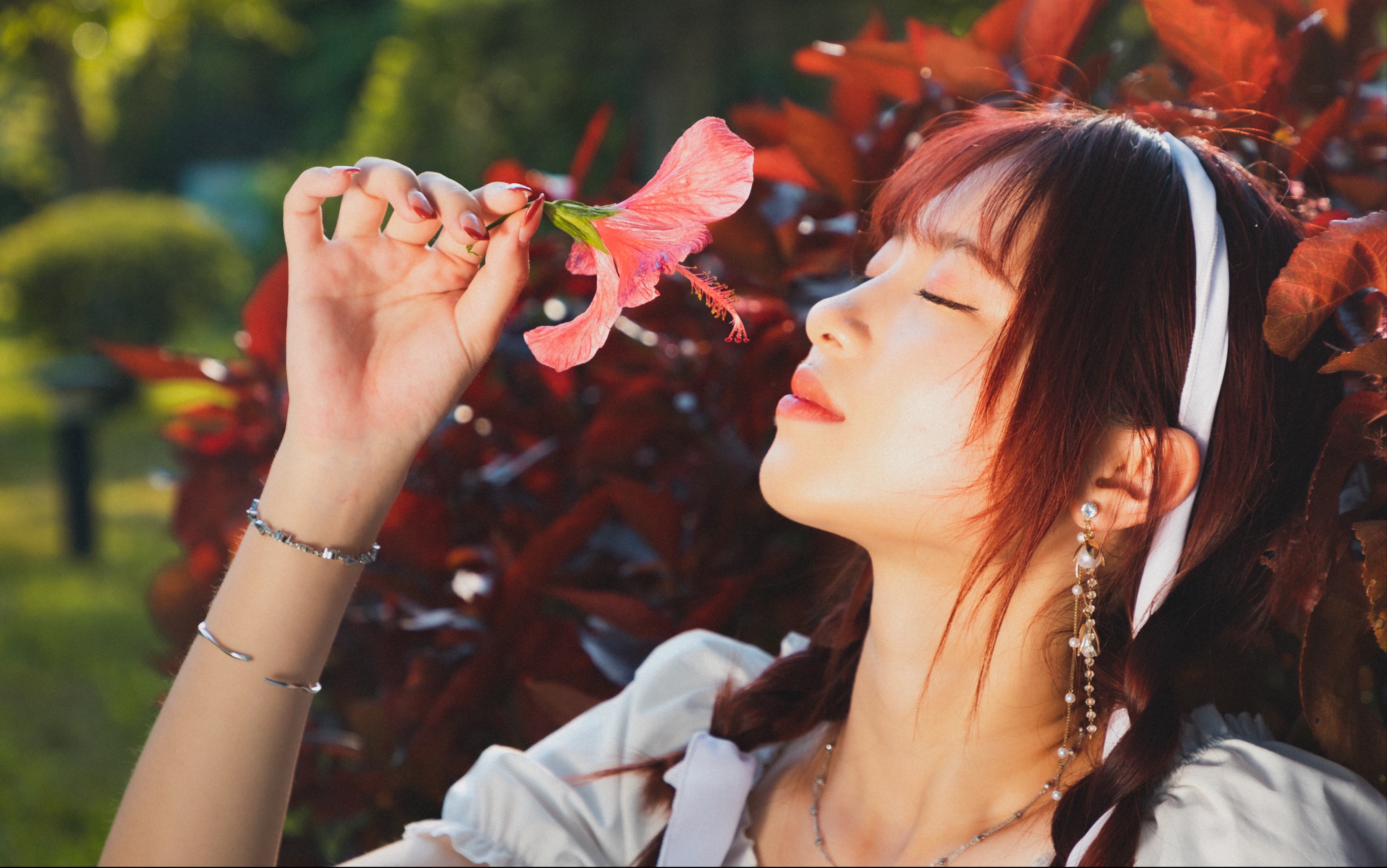 路上偶遇红发美女,照片好看到都不用p图.