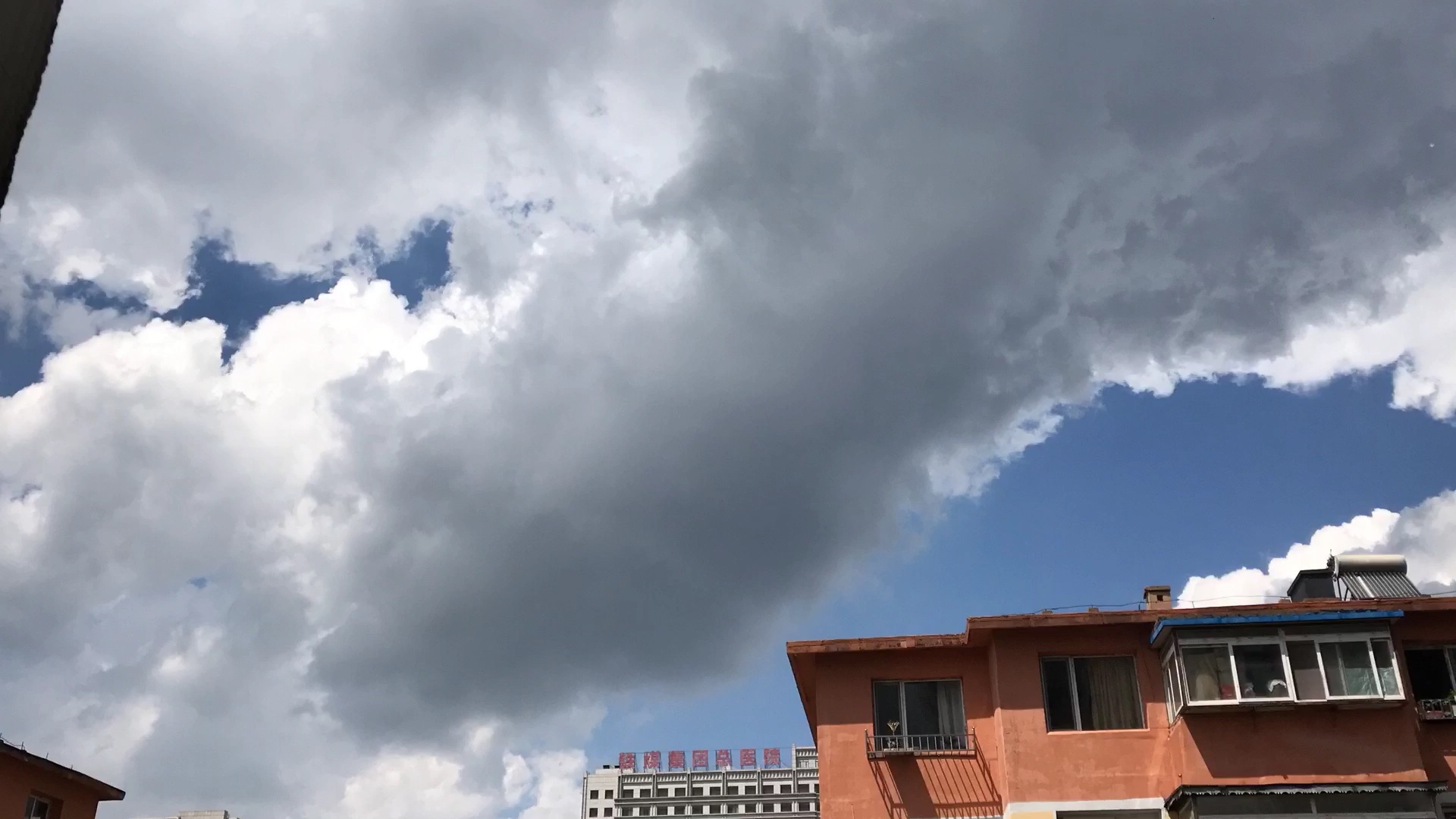 雲 晴天下雨 突然就開始打雷 一點一點的是雨滴